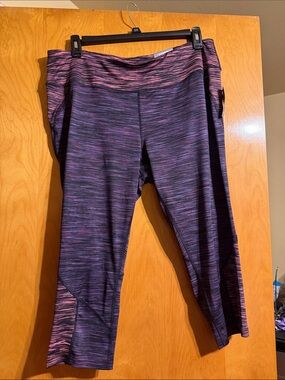 Women’s Space-Dyed Capri Leggings in Purple & Pink